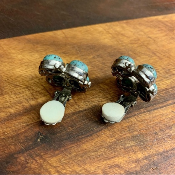 Vintage 1970s Simulated Turquoise In Pewter Clip on Earrings - Picture 5 of 7